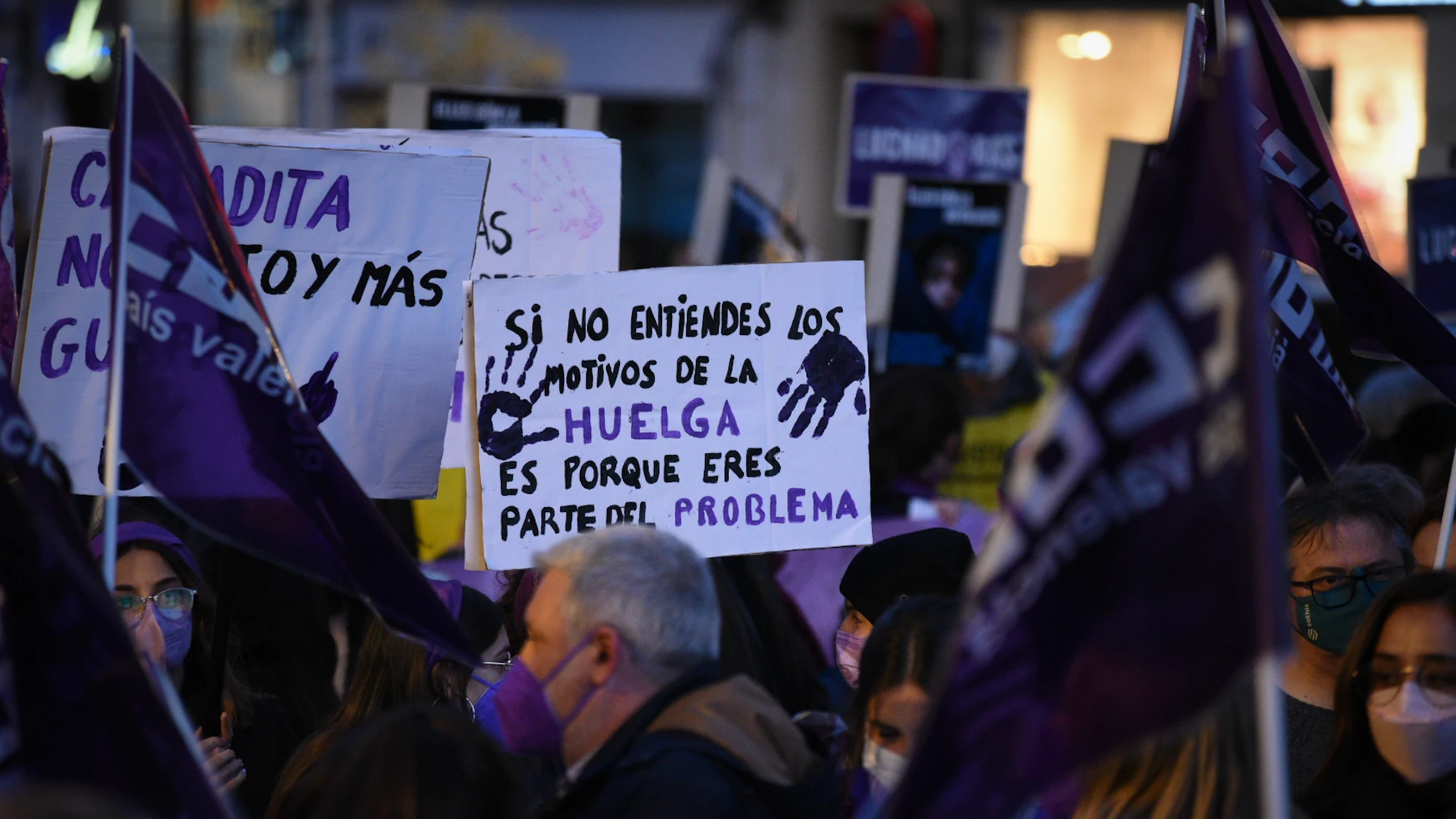 Un grupo de mujeres sostiene pancartas en una manifestación por el 8M, Día Internacional de la Mujer, a 8 de marzo de 2022, en Valencia.
