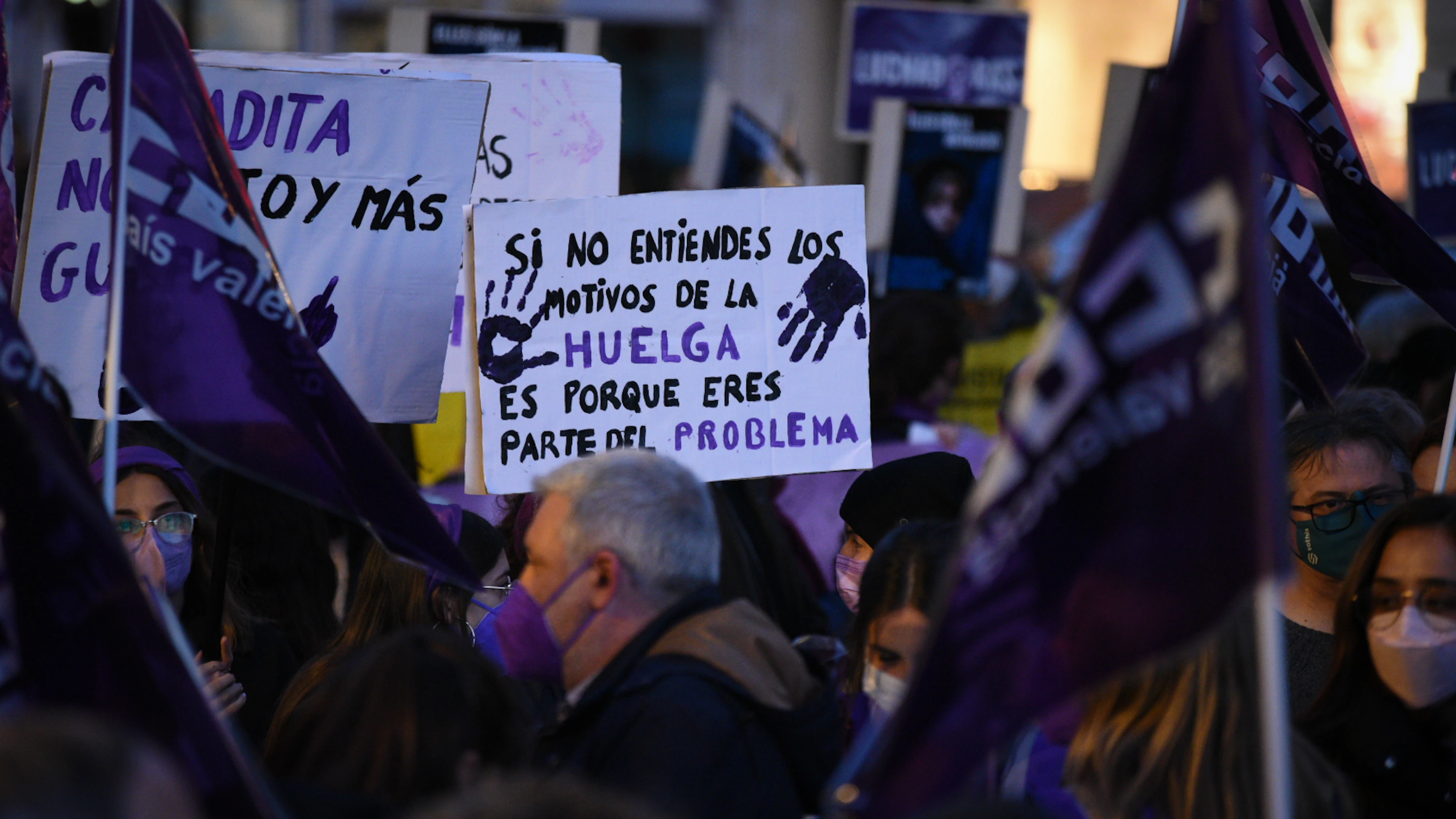 Un grupo de mujeres sostiene pancartas en una manifestación por el 8M, Día Internacional de la Mujer, a 8 de marzo de 2022, en Valencia.