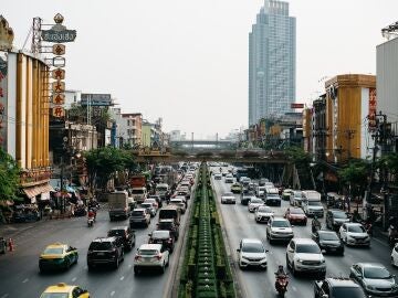 coches en un atasco en ciudad asiática