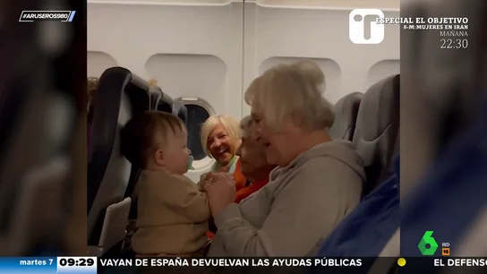 El entrañable vídeo de tres abuelas ayudando a una madre primeriza a calmar a su bebé en un avión El entrañable vídeo de tres abuelas ayudando a una madre primeriza a calmar a su bebé en un avión