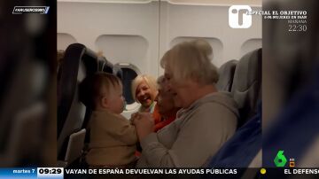 El entrañable vídeo de tres abuelas ayudando a una madre primeriza a calmar a su bebé en un avión