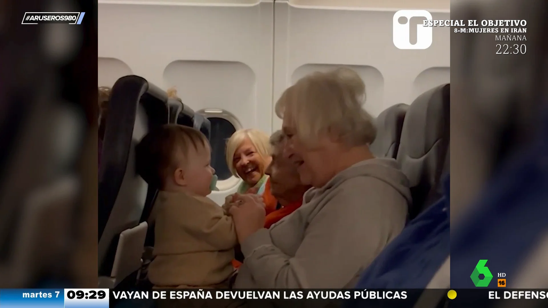 El entrañable vídeo de tres abuelas ayudando a una madre primeriza a calmar a su bebé en un avión