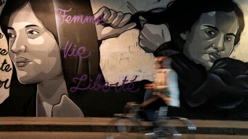 Un mural en apoyo a la lucha feminista en Irán, en un túnel de París (Francia) en octubre de 2022