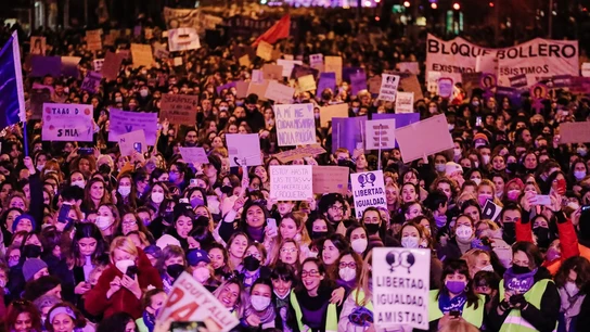 ¿Qué significa la palabra feminismo? Un grupo de personas participa en una manifestación por el 8M, Día Internacional de la Mujer, en el año 2022.