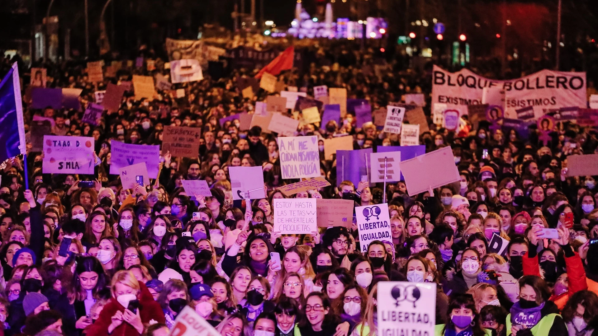 Un grupo de personas participa en una manifestación por el 8M, Día Internacional de la Mujer, en el año 2022.