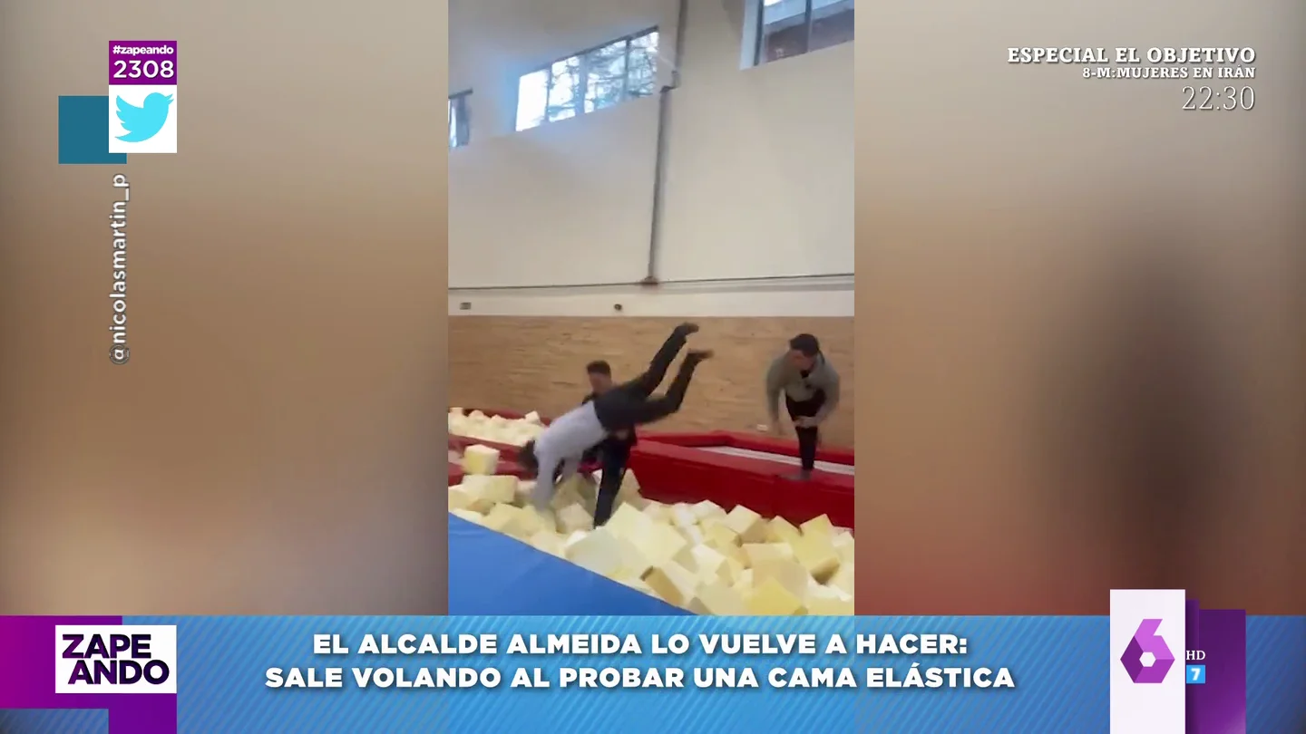 Dani Mateo y Quique Peinado, tras caer Almeida de una cama elástica: "El de negro es de Izquierda Unida" Dani Mateo y Quique Peinado, tras caer Almeida de una cama elástica: "El de negro es de Izquierda Unida"