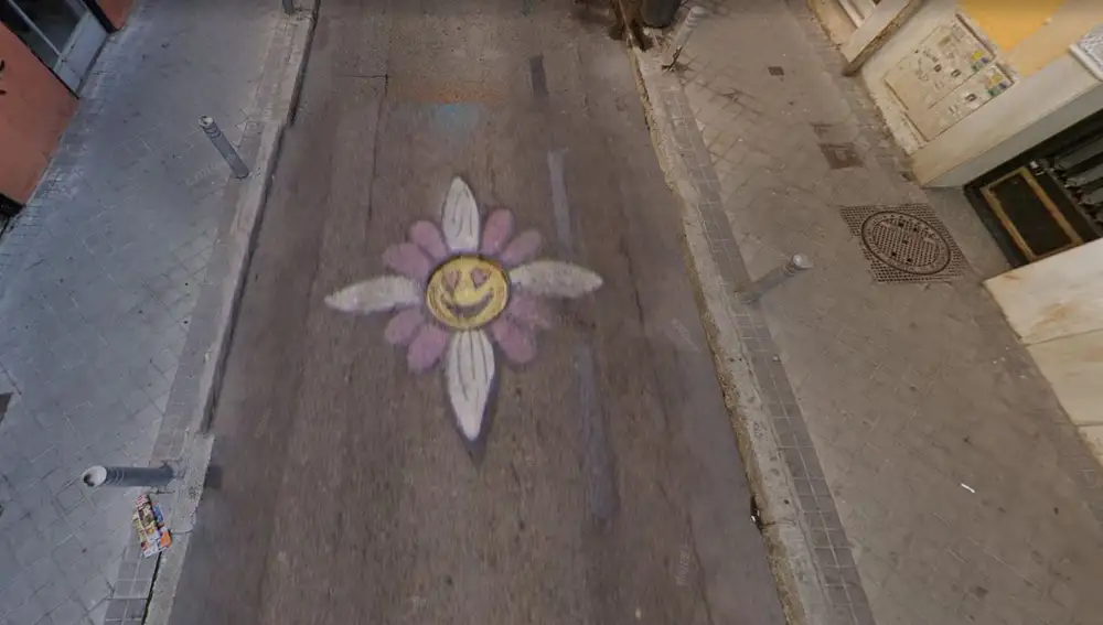 Una flor pintada en una alcantarilla en un barrio de Tetuán