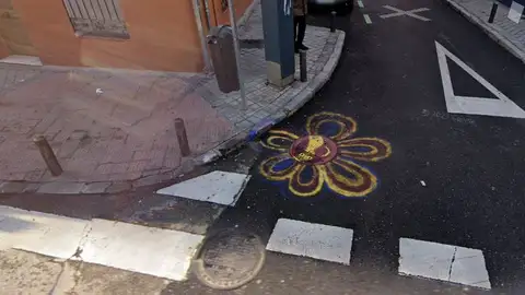 Flores en las alcantarillas en un barrio de Tetuán Flores en las alcantarillas en un barrio de Tetuán