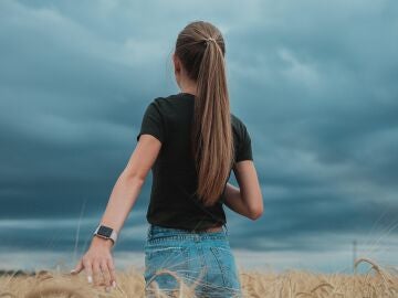 Adolescente en un campo de trigo