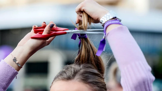 Una mujer realiza una acción colectiva de corte de pelo 'Tisorada al patriarcat' convocada por la Coordinadora Feminista de València por el 8M Una mujer realiza una acción colectiva de corte de pelo 'Tisorada al patriarcat' convocada por la Coordinadora Feminista de València por el 8M