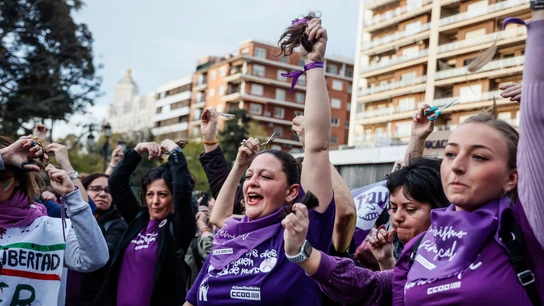 Momento en el que algunas manifestantes se cortan el pelo en Valencia. Momento en el que algunas manifestantes se cortan el pelo en Valencia.