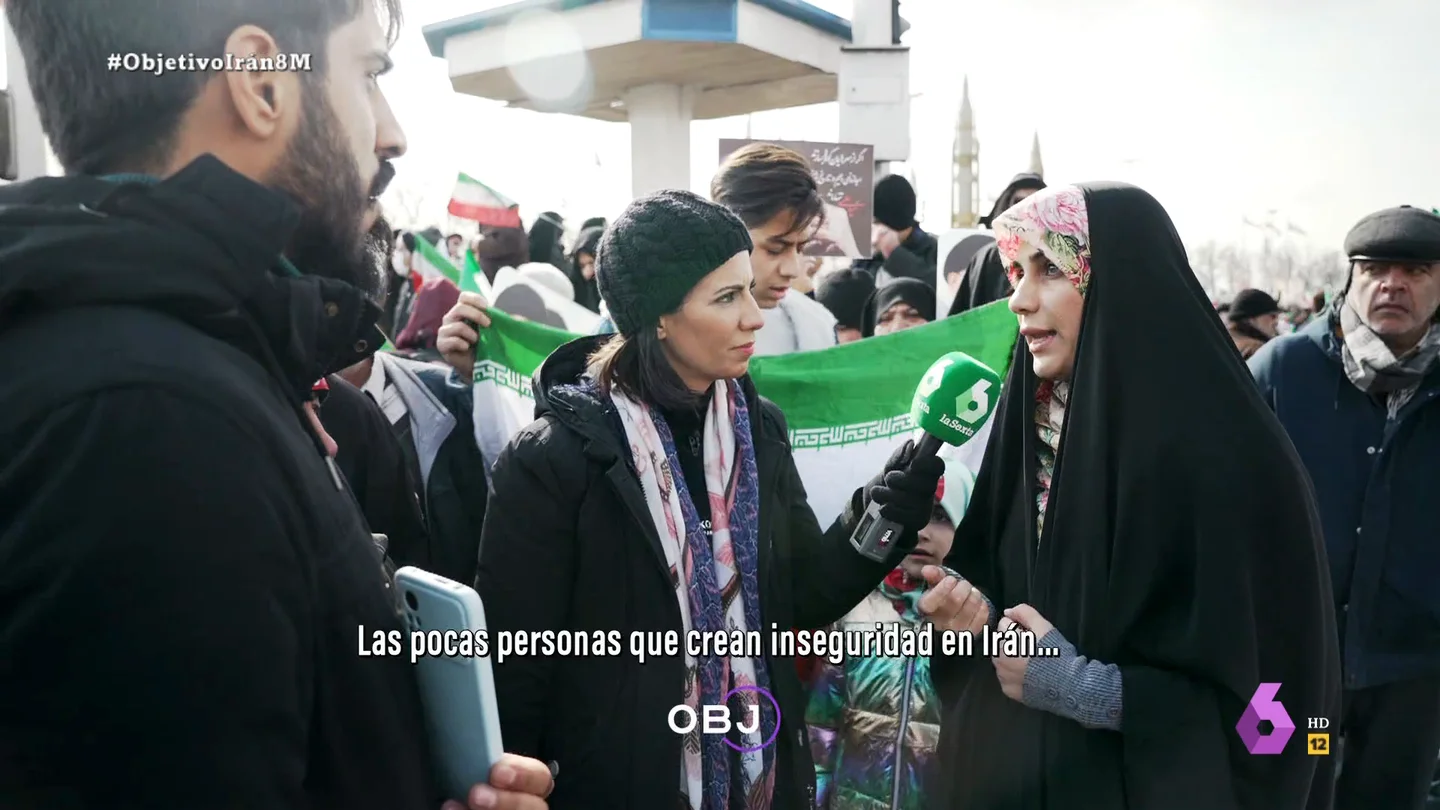Joven iraní repite el mensaje que le dicta un hombre Joven iraní repite el mensaje que le dicta un hombre