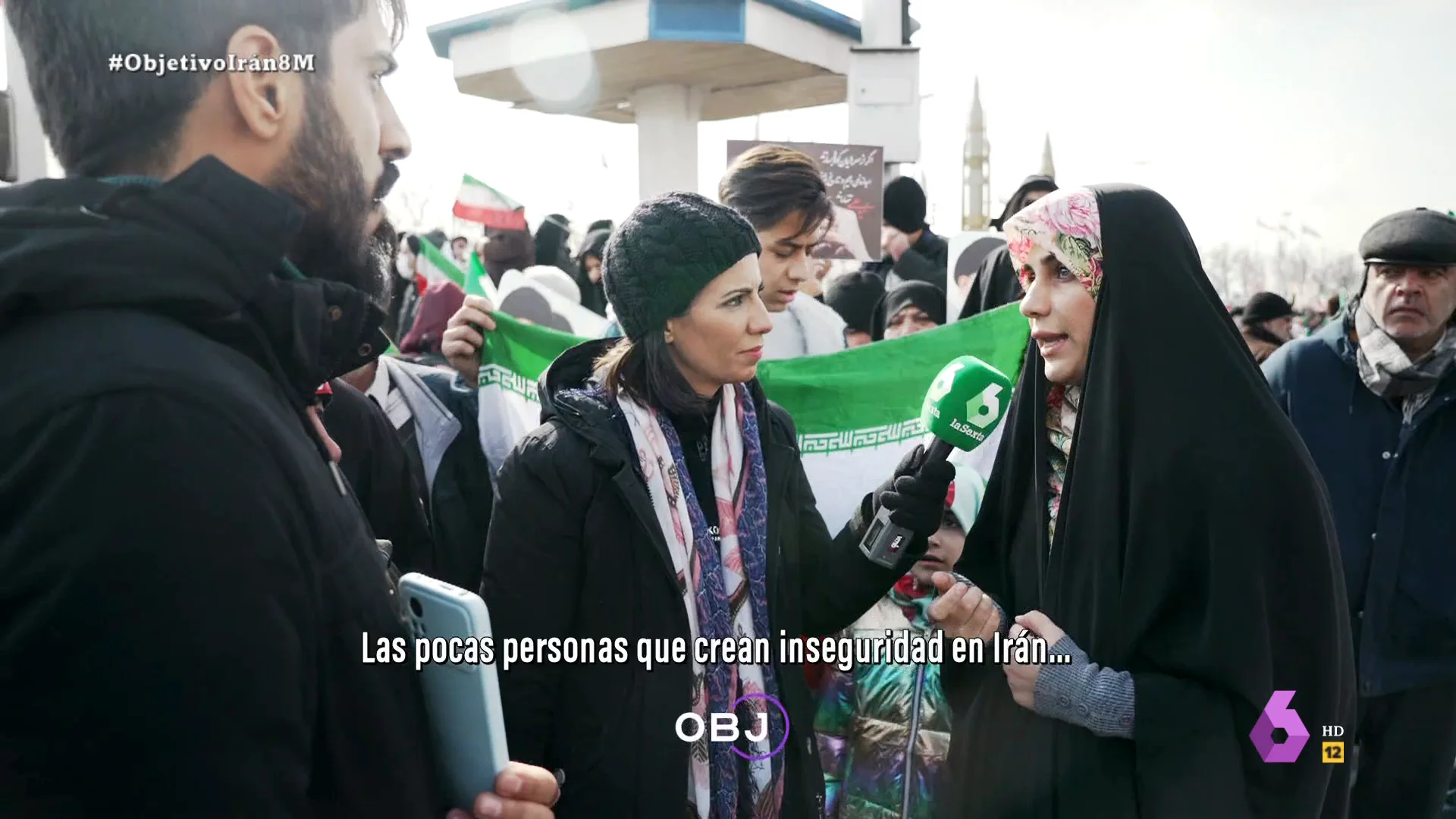 Joven iraní repite el mensaje que le dicta un hombre 