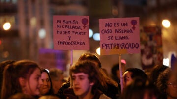 Varias mujeres protestan con carteles durante la manifestación encabezada por el Moviment Feminista de Mallorca por el 8M