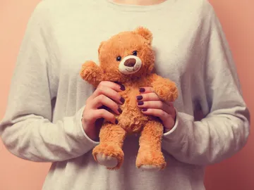 Mujer sosteniendo un peluche Mujer sosteniendo un peluche