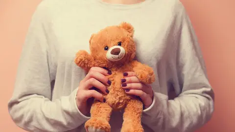 Mujer sosteniendo un peluche Mujer sosteniendo un peluche
