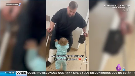El entrañable vídeo viral de una niña pequeña que ayuda a su padre con la pierna rota a sentarse El entrañable vídeo viral de una niña pequeña que ayuda a su padre con la pierna rota a sentarse