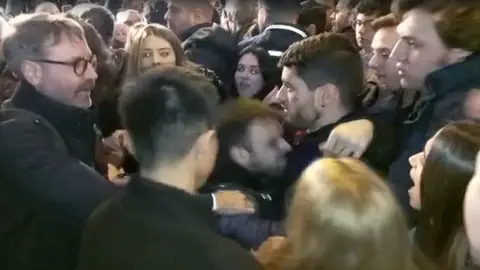 Imagen del momento del altercado entre miembros de Nuevas Generaciones y manifestantes del 8M