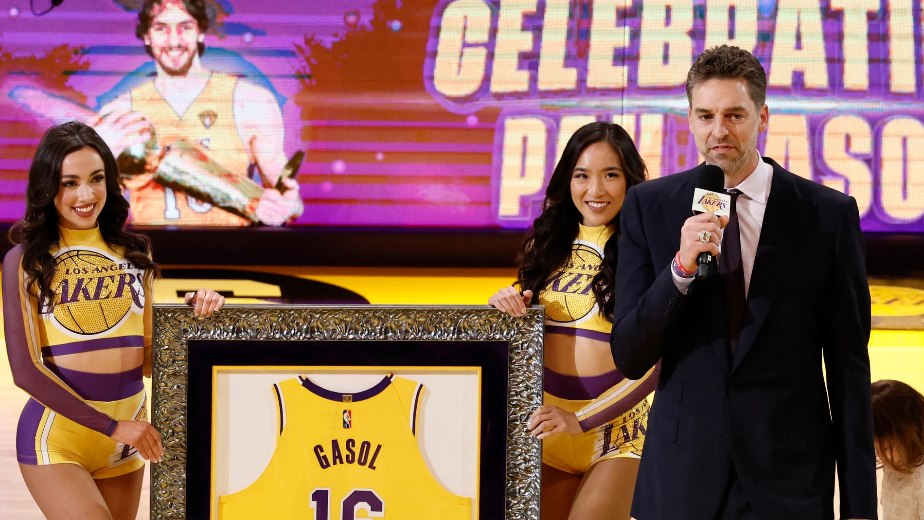 Pau Gasol durante el discurso en el que los Lakers han retirado su número