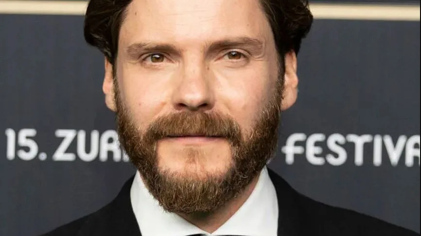 Daniel Brühl será Karl Lagerfeld en la serie 'Kaiser Karl'.