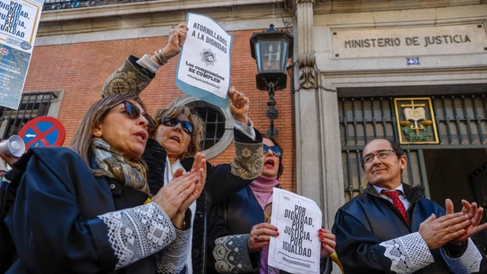 Los letrados de la administración de Justicia, en huelga indefinida desde el pasado 24 de enero, concentrados ante el Ministerio de Justicia. Los letrados de la administración de Justicia, en huelga indefinida desde el pasado 24 de enero, concentrados ante el Ministerio de Justicia.