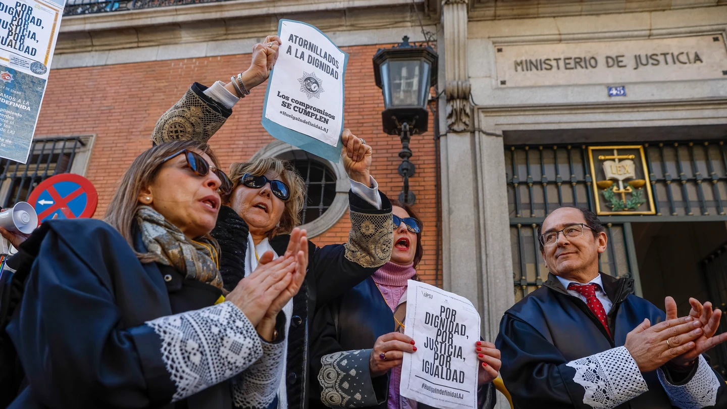 Los letrados de la administración de Justicia, en huelga indefinida desde el pasado 24 de enero, concentrados ante el Ministerio de Justicia. Los letrados de la administración de Justicia, en huelga indefinida desde el pasado 24 de enero, concentrados ante el Ministerio de Justicia.