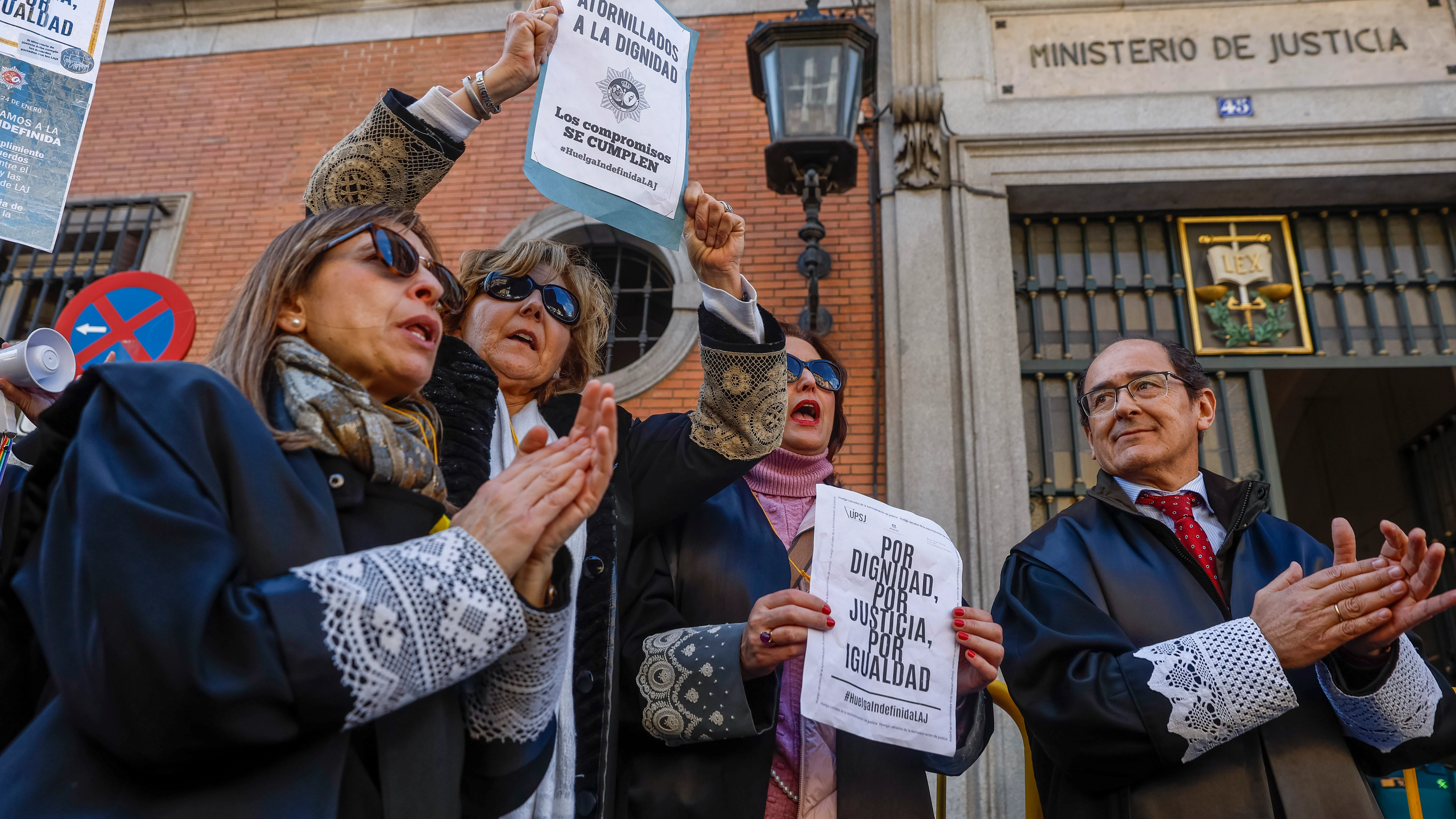 Los letrados de la administración de Justicia, en huelga indefinida desde el pasado 24 de enero, concentrados ante el Ministerio de Justicia.