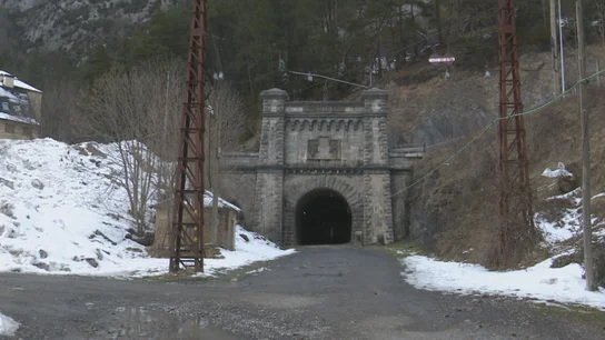 Canfranc, el pueblo de Huesca por el que pasó el oro de los nazis y ahora indaga el origen del universo Canfranc, el pueblo de Huesca por el que pasó el oro de los nazis y ahora indaga el origen del universo