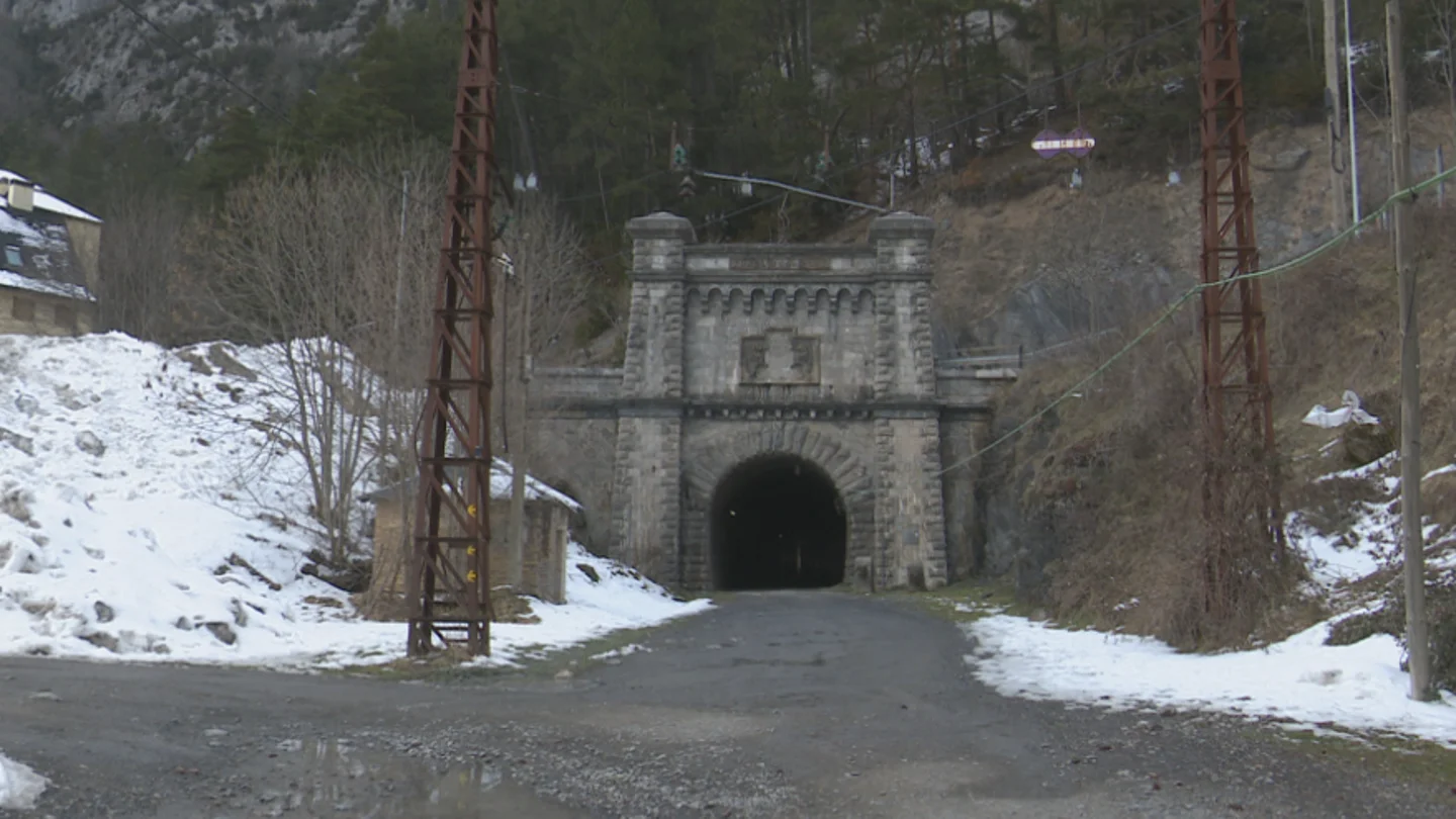 Canfranc, el pueblo de Huesca por el que pasó el oro de los nazis y ahora indaga el origen del universo Canfranc, el pueblo de Huesca por el que pasó el oro de los nazis y ahora indaga el origen del universo
