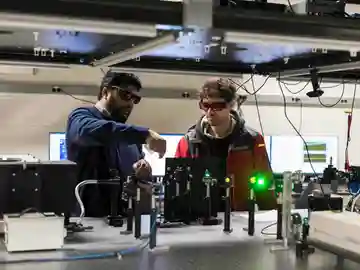 Los investigadores ajustan una matriz láser en su laboratorio de espectroscopia avanzada Los investigadores ajustan una matriz láser en su laboratorio de espectroscopia avanzada