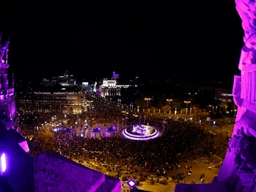 La manifestación del 8M de 2023 de Madrid, a su paso por Cibeles
