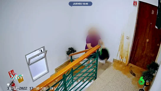 Momento en el que tira aguas fecales a los vecinos Momento en el que tira aguas fecales a los vecinos