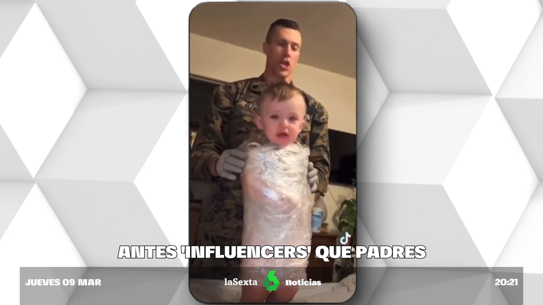 Los padres influencers graban un video del castigo a su bebé 