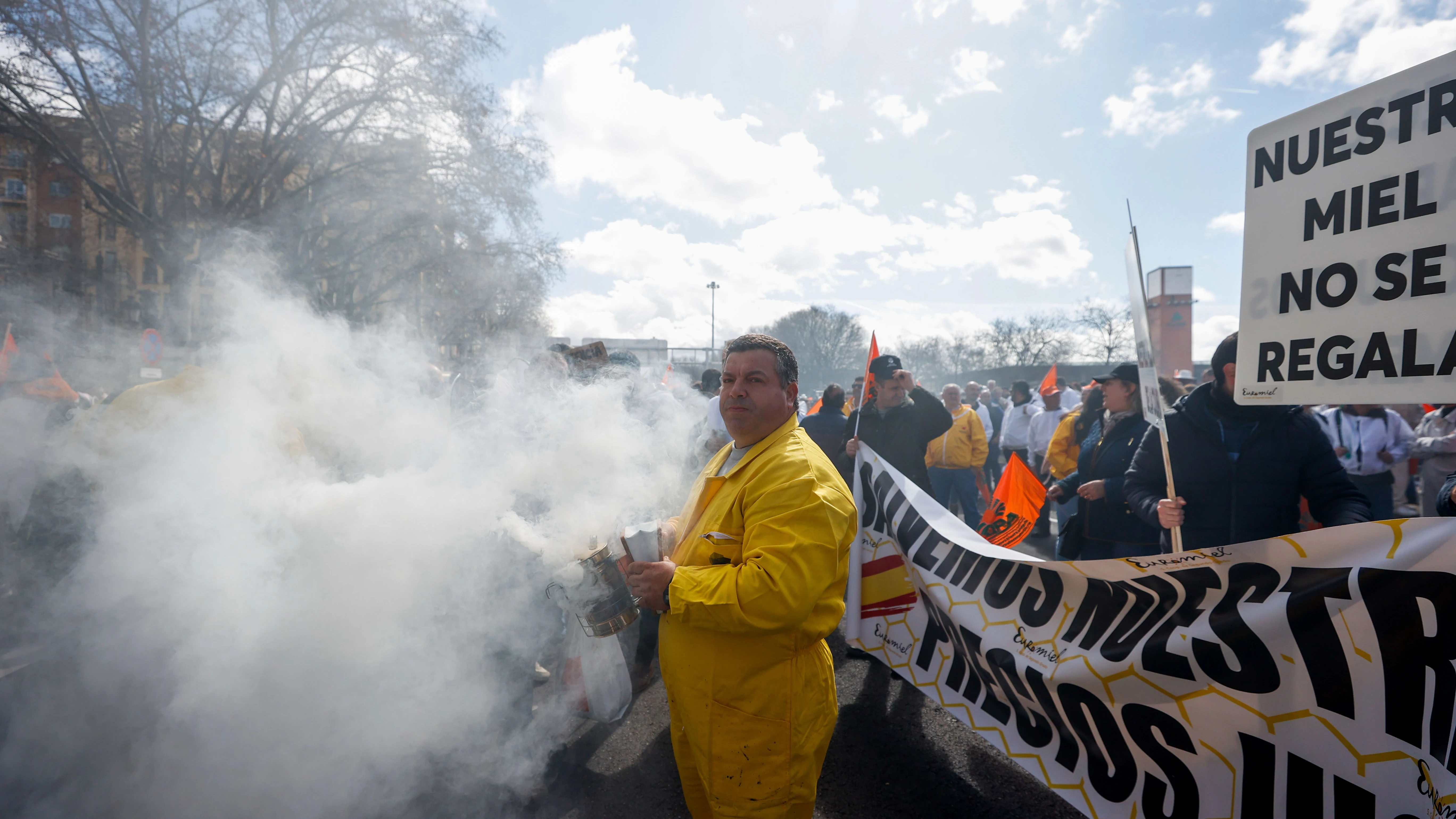 Los apicultores españoles se concentran para pedir auxilio por la crisis que atraviesa el sector, convocados por las organizaciones Asaja, COAG y UPA, este jueves ante el Ministerio de Agricultura, Pesca y Alimentación, en Madrid. 