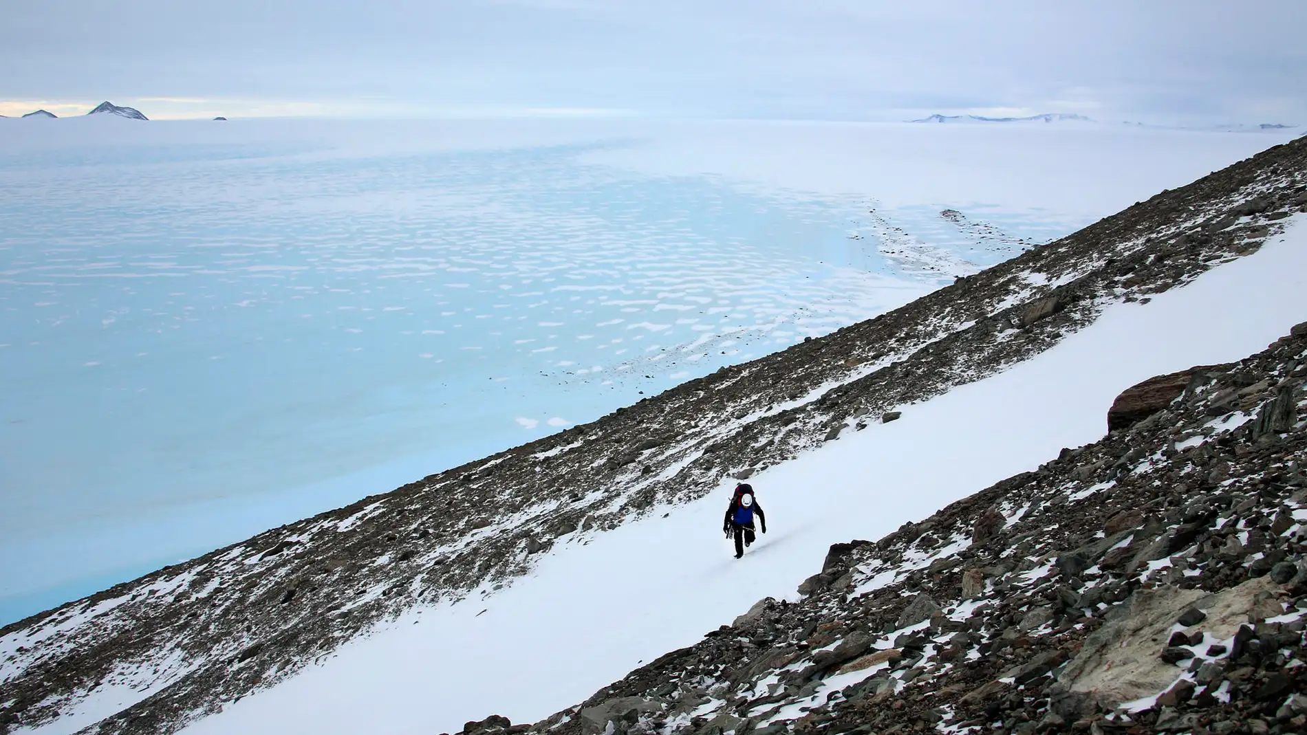 Un científico explora la Antártida