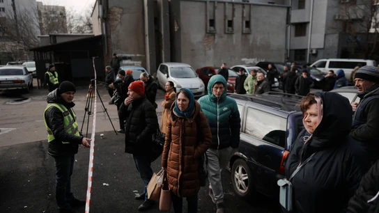 La gente espera detrás del cordón policial después de un ataque con cohetes en Kyiv, Ucrania, el jueves 9 de marzo de 2023. La gente espera detrás del cordón policial después de un ataque con cohetes en Kiev, Ucrania, el jueves 9 de marzo de 2023.