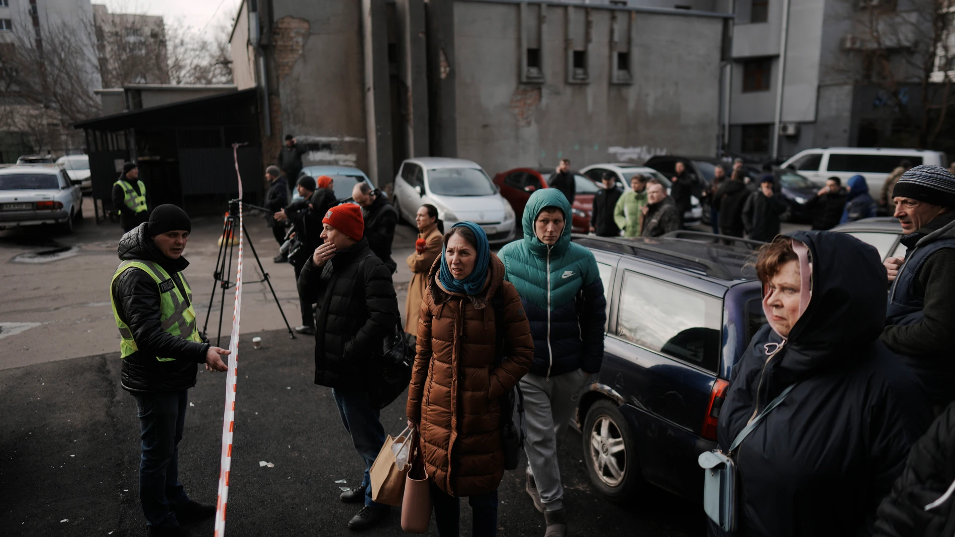 La gente espera detrás del cordón policial después de un ataque con cohetes en Kyiv, Ucrania, el jueves 9 de marzo de 2023.