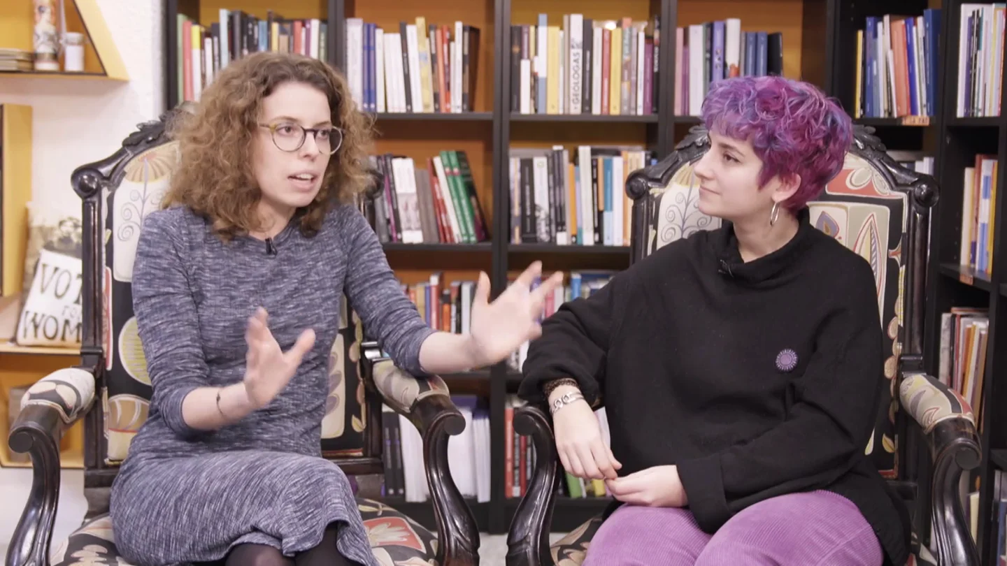 Claudia y Sofía en un momento de la entrevista Claudia habla del estereotipo de la "buena víctima"