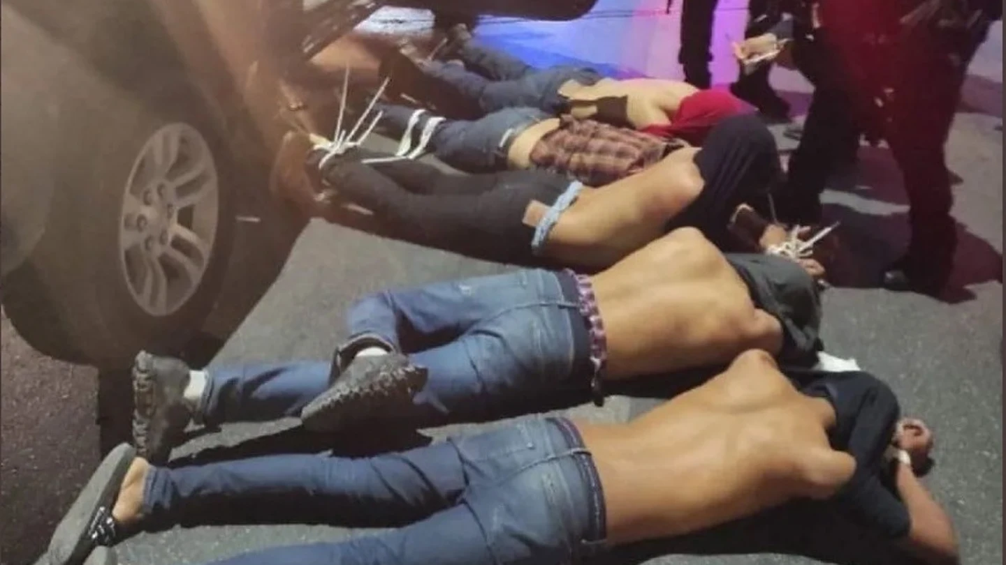 El Cártel del Golfo entrega a cinco hombres maniatados El Cártel del Golfo entrega a cinco hombres maniatados