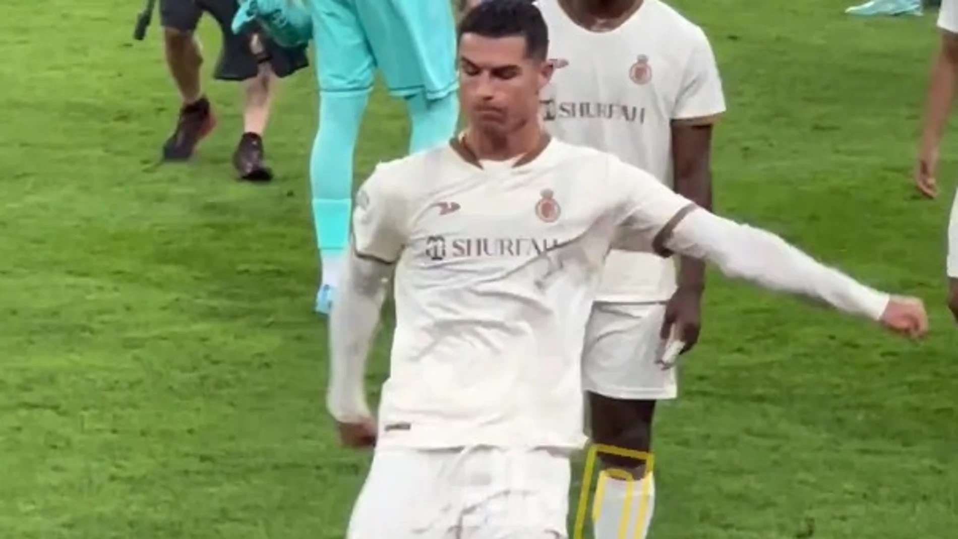 Cristiano Ronaldo golpenado una botella