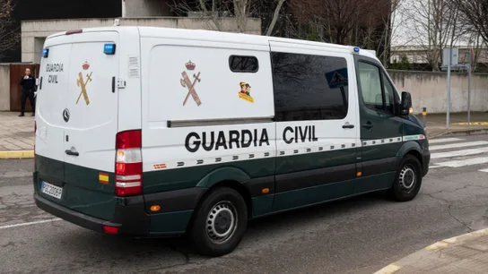Imagen de un furgón de la Guardia Civil Quién es 'Mon', el constructor de Lanzarote que conecta el Caso Cuarteles con el Caso Mediador