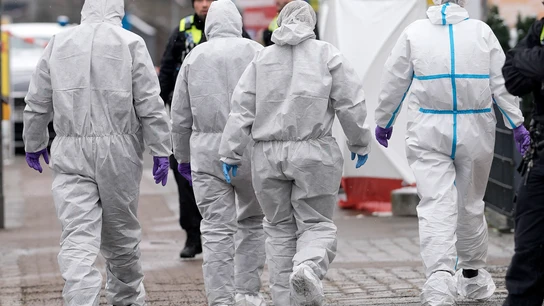 Expertos forenses en la escena del tiroteo en un centro de testigos de Jehová de Hamburgo, Alemania Expertos forenses en la escena del tiroteo en un centro de testigos de Jehová de Hamburgo, Alemania