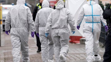 Expertos forenses en la escena del tiroteo en un centro de testigos de Jehová de Hamburgo, Alemania