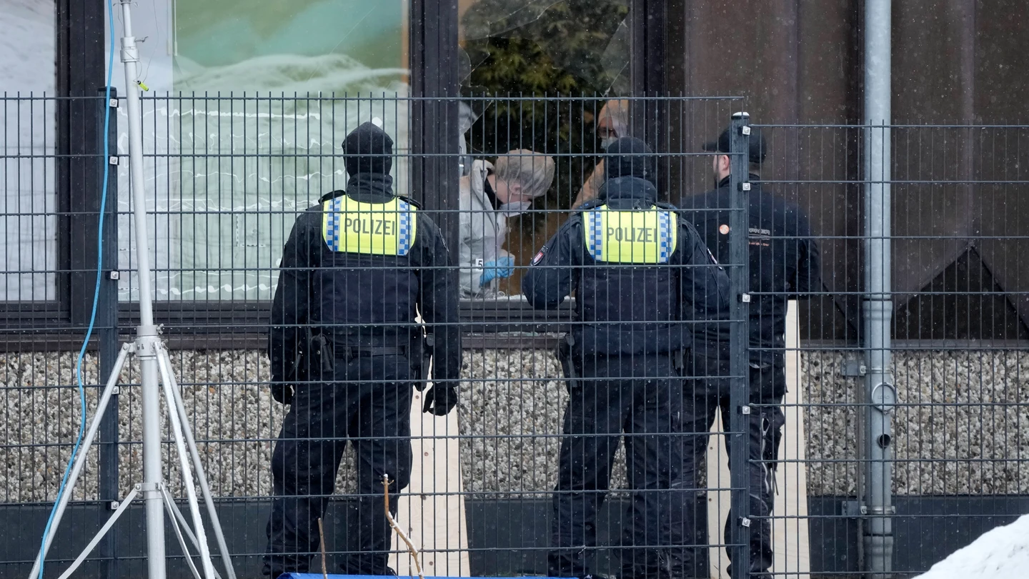 Forenses tras una ventana rota en el centro de testigos de Jehová escenario del tiroteo en Hamburgo Forenses tras una ventana rota en el centro de testigos de Jehová escenario del tiroteo en Hamburgo
