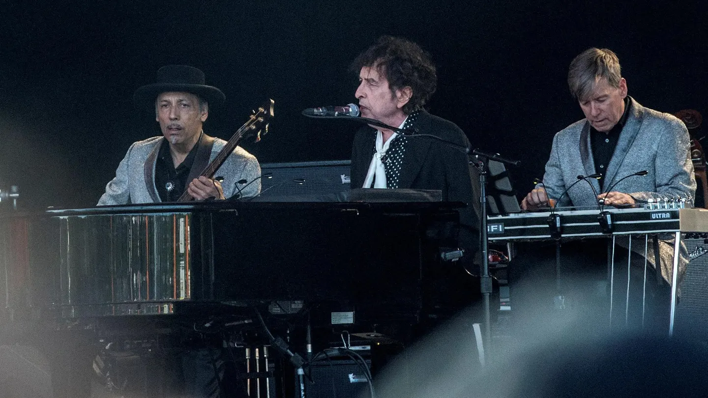 Bob Dylan actuando en Roskilde, Dinamarca, en julio de 2019. Bob Dylan actuando en Roskilde, Dinamarca, en julio de 2019.