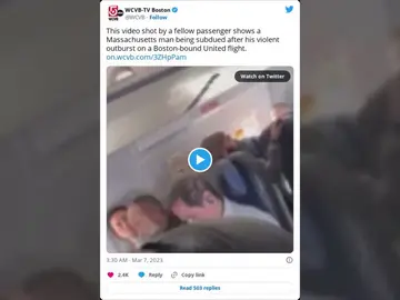 Un pasajero intenta apuñalar a una azafata y abrir una salida de emergencia en pleno vuelo Un pasajero intenta apuñalar a una azafata y abrir una salida de emergencia en pleno vuelo
