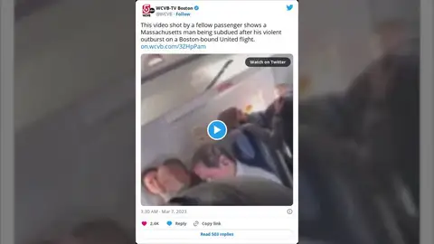 Un pasajero intenta apuñalar a una azafata y abrir una salida de emergencia en pleno vuelo Un pasajero intenta apuñalar a una azafata y abrir una salida de emergencia en pleno vuelo