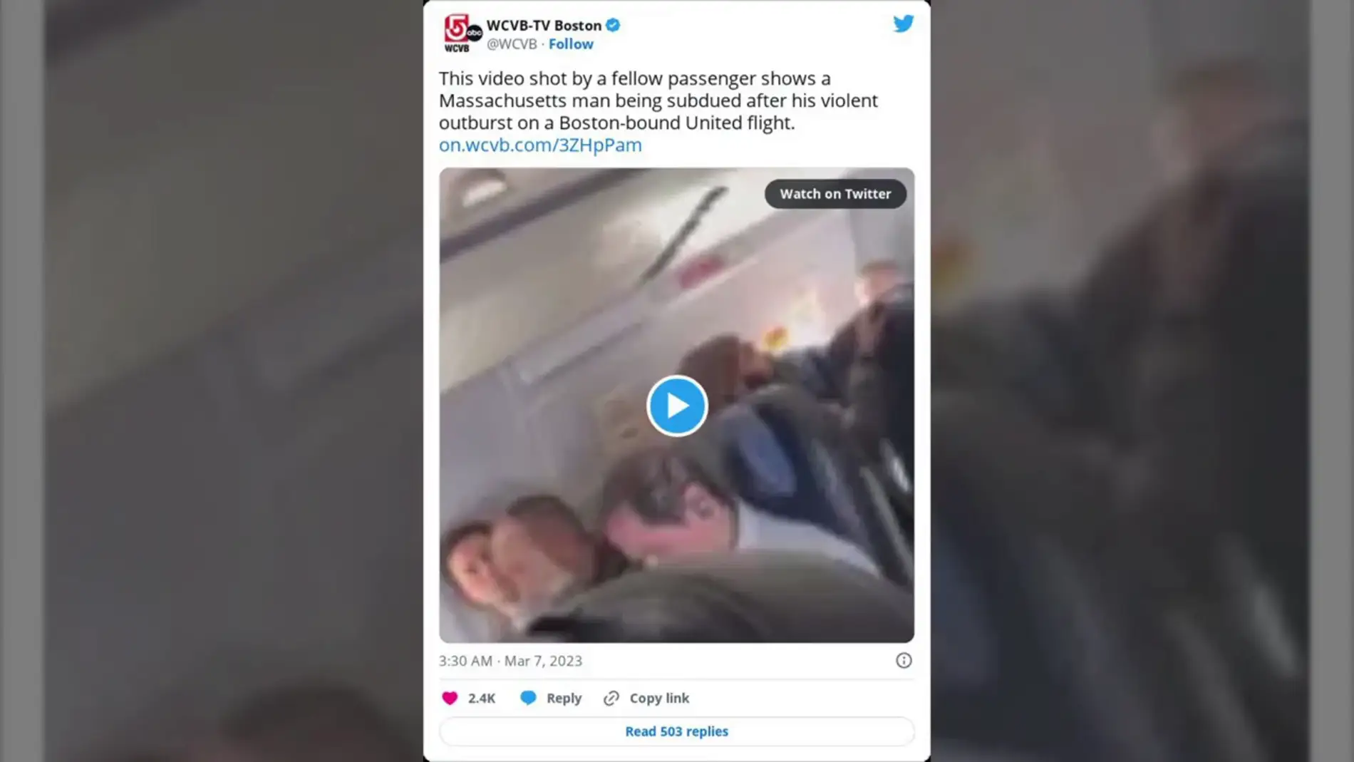 Un pasajero intenta apuñalar a una azafata y abrir una salida de emergencia en pleno vuelo