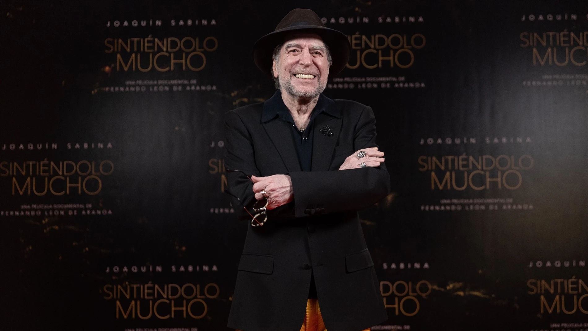 El cantautor Joaquín Sabina posa durante la presentación del documental sobre Joaquín Sabina ‘Sintiéndolo mucho’, en el Hotel Urso, a 15 de noviembre de 2022, en Madrid (España