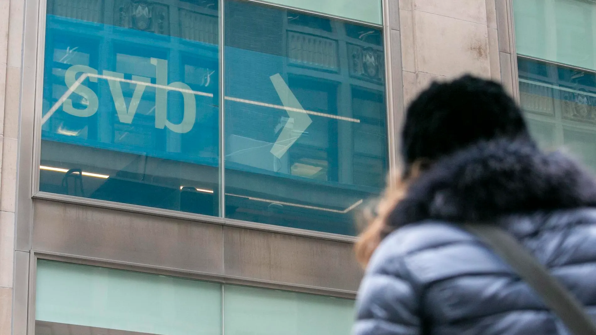 La oficina de Nueva York del Silicon Valley Bank se encuentra vacía en Nueva York